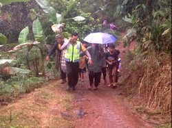 Kisah Haru dari Pelosok Sukabumi, Saat Warga yang Sakit Parah Ditolong Polisi