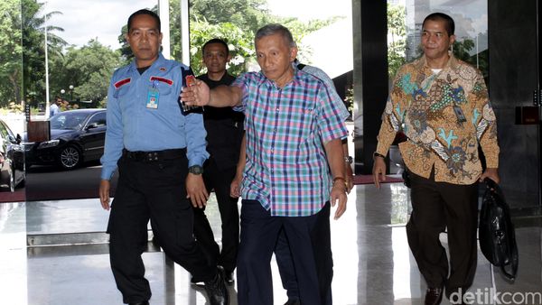 Amien Rais Datangi DPR