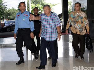 Amien Rais Datangi DPR