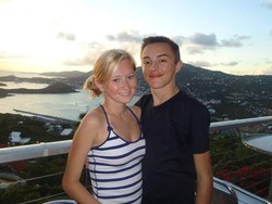 Pria & Wanita yang Sakit Parah Ini Jatuh Cinta Seperti Film Fault in Our Stars