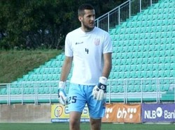 Terus Disoraki Penonton, Kiper Bosnia Ini Membalas dengan Pamer Kemaluan