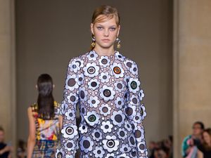 Christopher Kane Ulang Tren Sepatu Crocs di London Fashion Week 2017