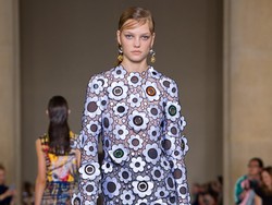 Christopher Kane Ulang Tren Sepatu Crocs di London Fashion Week 2017