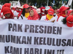 Urung Jadi PNS, Bidan Desa Kembali Demo Istana