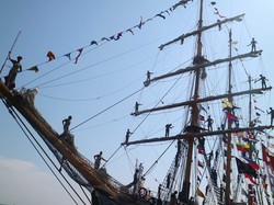 KRI Dewaruci Berlabuh di Makassar, Warga Bebas Melihat dari Dekat