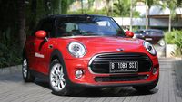 Asyiknya Mengendarai Mobil Beratap Terbuka di Bali