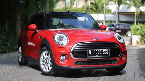 Asyiknya Mengendarai Mobil Beratap Terbuka di Bali