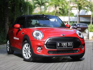 Asyiknya Mengendarai Mobil Beratap Terbuka di Bali