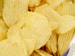 Hii.. Remaja Ini Makan Keripik Kentang Penuh Semut Mati yang Dikiranya Lada Hitam