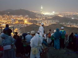 Jemaah Indonesia Menikmati Subuh di Jabal Nur