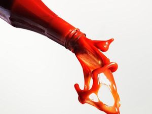 Cara Efektif Menghilangkan Noda Saus Membandel dari Pakaian