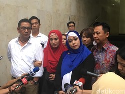 Ditanya Soal Sosok Aa Gatot Brajamusti, Elma Theana Hanya Tersenyum