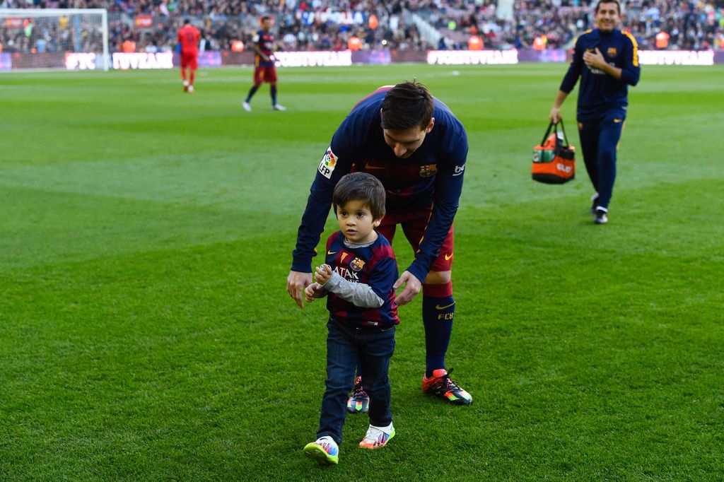 BARCELONA, SPAIN - NOVEMBER 28:  Lionel Messi of FC Barcelona and his son Thiago ahead of the La Liga match between FC Barcelona and Real Sociedad de Futbol at Camp Nou on November 28, 2015 in Barcelona, Spain.  (Photo by David Ramos/Getty Images)