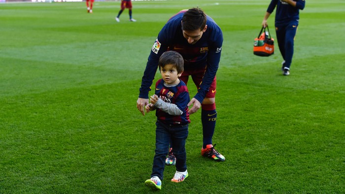 BARCELONA, SPAIN - NOVEMBER 28:  Lionel Messi of FC Barcelona and his son Thiago ahead of the La Liga match between FC Barcelona and Real Sociedad de Futbol at Camp Nou on November 28, 2015 in Barcelona, Spain.  (Photo by David Ramos/Getty Images)
