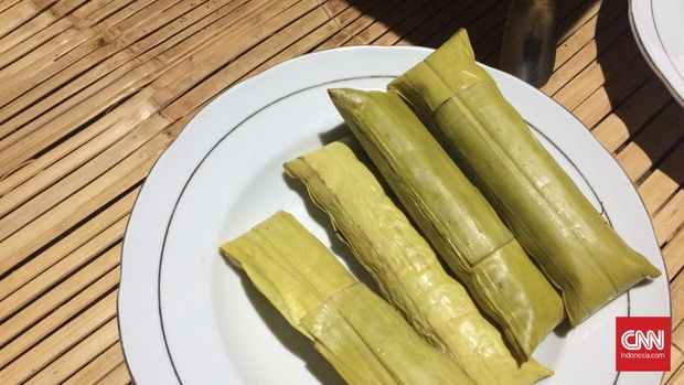 Lapa-lapa, makanan khas Kepulauan Wakatobi berbentuk mirip lontong yang terbuat dari singkong atau ubi ungu dan kelapa yang diparut kemudian dikukus.