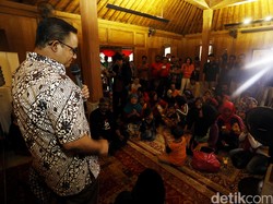 Puluhan Warga Datangi Rumah Anies Baswedan, Dorong Maju Pilgub DKI