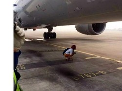 Ketinggalan Pesawat, Traveler di China Ini Malah Duduk di Landasan