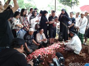 Ati Cancer Kenang Sosok Shinta Muin Sebagai Sosok Pemarah Ati Cancer Kenang Sosok Shinta Muin Sebagai Sosok Pemarah