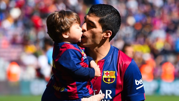  Luis Suarez of FC Barcelona kisses his son Benjamin Suarez prior to the La Liga match between FC Barcelona and Rayo Vallecano de Madrid at Camp Nou on March 8, 2015 in Barcelona, Spain. (Photo by David Ramos/Getty Images)