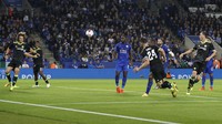 Saat Leicester tampaknya akan menyudahi paruh pertama pertandingan dengan keunggulan dua gol tanpa balas, Chelsea berhasil memperkecil ketinggalan lewat gol Gary Cahill di injury time. Reuters/Carl Recine.