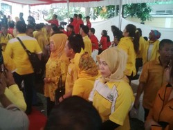 Massa Pendukung Mulai Padati KPU DKI, Nyanyikan Ahok-Djarot Menang