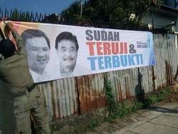 Muncul Meme Hoax Satpol PP Pasang Spanduk Ahok-Djarot, Ini Klarifikasinya