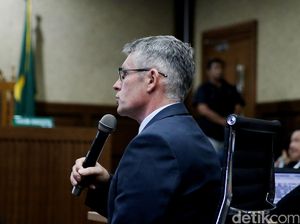 Tepuk Tangan Pengunjung Sidang di Ujung Keterangan Ahli Michael Robertson