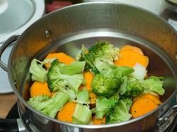 Mengukus dan Merebus Makanan Bisa Kurangi Terbentuknya Zat Pemicu Kanker