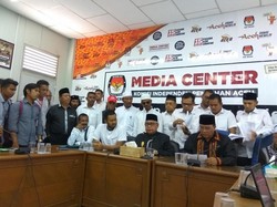 Sempat Terkendala Soal Jumlah KTP, Petahana Zaini Abdulah Daftar Cagub ke KIP Aceh