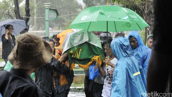 Hujan di Pemakaman Shinta Muin, Robby Abbas Bongkar Tarif