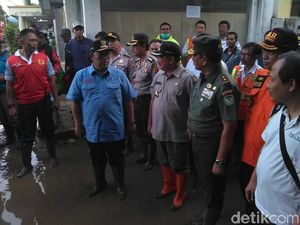 Tengok Lokasi Banjir Bandang Garut, Aher: Ini Musibah, Jadi Sabar dan Maklumi