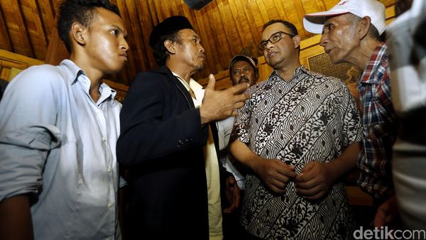 Puluhan Warga Dukung Anies Baswedan Maju Pilgub DKI