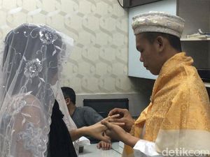 Pernikahan Haru Pelaku Curanmor di Kantor Polisi Pernikahan Haru Pelaku Curanmor di Kantor Polisi