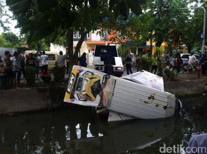 Mobil Milik Dealer dan Dua Motor Nyemplung Sungai