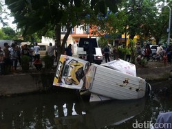 Mobil Milik Dealer dan Dua Motor Nyemplung Sungai