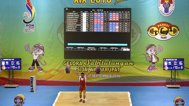 Lifter putra Jatim Eko Yuli Irawan melakukan angkatan clean and jerk pada pertandingan angkat besi kelas 62 kg PON XIX di Gor Sabilulungan, Jalak Harupat, Kabupaten Bandung, Jabar, Selasa (20/9). Eko Yuli Irawan meraih emas setelah berhasil melakukan total angkatan 307 kg, sementara medali perak diraih lifter Jabar M Hasbi dengan total angkatan 280 kg dan medali perunggu diraih lifter Sumsel Ardiansyah dengan total angkatan 262 kg. ANTARA FOTO/Wahyu Putro A/aww/16.
