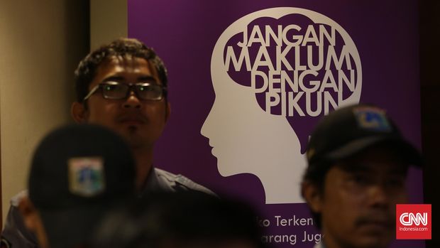 Sejumlah pasukan ungu saat acara Gerakan Melawan Pikun sekalgius bertepatan dengan hari Alzheimer's sedunia di Balaikota, Jakarta, Rabu, 21 September 2016. CNN Indonesia/Safir Makki