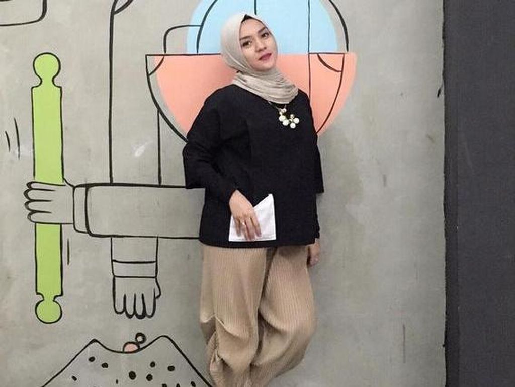 Foto: Gaya Hijab Saat Hamil Besar Ala Enno Lerian