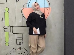 Foto: Gaya Hijab Saat Hamil Besar Ala Enno Lerian Foto: Gaya Hijab Saat Hamil Besar Ala Enno Lerian