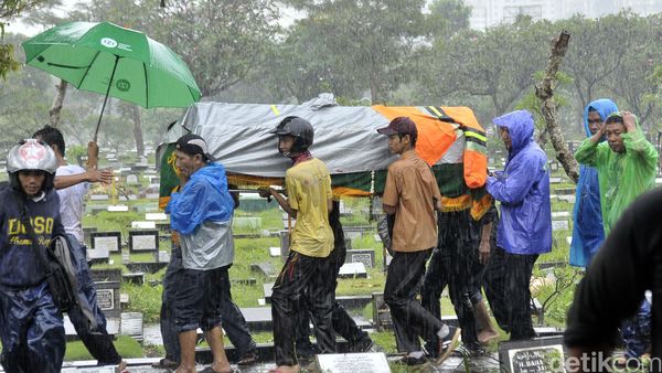 Hujan dan Suasana Haru di Pemakaman Shinta Muin