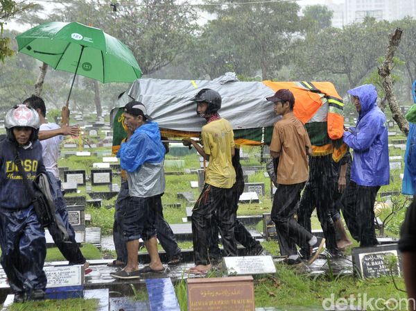 Hujan dan Suasana Haru di Pemakaman Shinta Muin