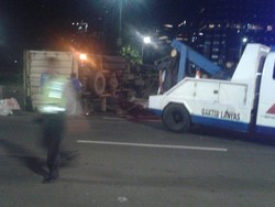 Truk Boks Terguling di Jembatan Semanggi Arah Slipi, Lalin Tersendat