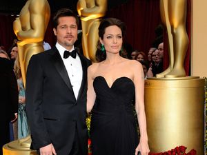 Brad Pitt Tangisi Perceraiannya dengan Angelina Jolie