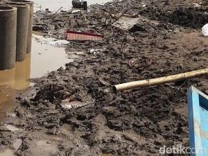 Terjadi Longsor di Cisewu, Jalan Garut-Bandung Terputus