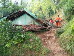 Longsor Timbun Rumah di Sumedang: 3 Meninggal, Salah Satunya Bocah