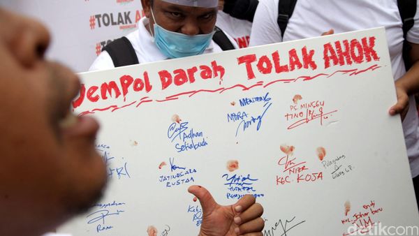 Aksi Cap Jempol Darah Tolak Ahok