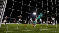 Di Sixfields Stadium, Kamis (22/9/2016) dinihari WIB, Michael Carrick membuat MU memimpin di menit ke-17.Reuters/Darren Staples.