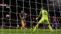 Dalam pertandingan yang berlangsung di Camp Nou, Kamis (22/9/2016) dinihari WIB, Barca lebih dulu unggul lewat tandukan Ivan Rakitic. REUTERS/Albert Gea.