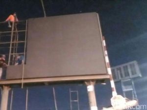 Videotron di Joyoboyo Dipotong karena Tak Bayar Pajak Reklame