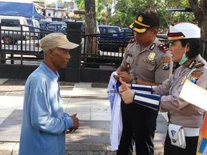 September Ramah, Polisi Bagikan Kaos ke Pengguna Jalan